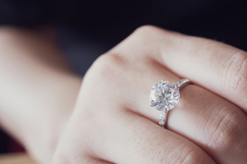 手上的圆形切割钻石戒指